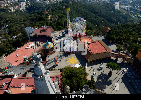 Barcelona, Spanien - 2. Dezember 2016: Luftaufnahme von Gebäuden auf der Berg Tibidabo in Barcelona, Spanien. Nicht identifizierte Personen sichtbar Stockfoto