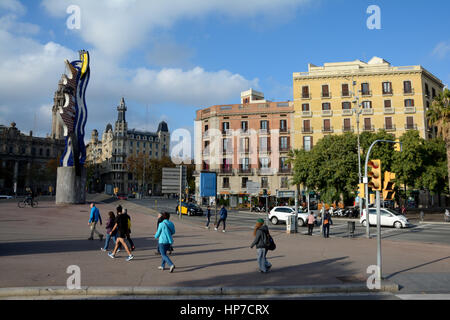 Barcelona, Spanien - 3. Dezember 2016: El Cap de Barcelona Skulptur in der Stadt Barcelona, Spanien. Nicht identifizierte Personen sichtbar. Stockfoto