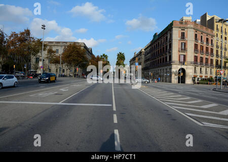 Barcelona, Spanien - 3. Dezember 2016: Straße in der Stadt Barcelona, Spanien. Nicht identifizierte Personen sichtbar. Stockfoto