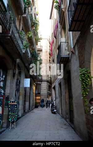 Barcelona, Spanien - 3. Dezember 2016: Schmale Straße in der Stadt Barcelona, Spanien. Nicht identifizierte Personen sichtbar. Stockfoto