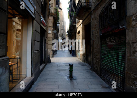 Barcelona, Spanien - 3. Dezember 2016: Schmale Straße in der Stadt Barcelona, Spanien. Nicht identifizierte Personen sichtbar. Stockfoto