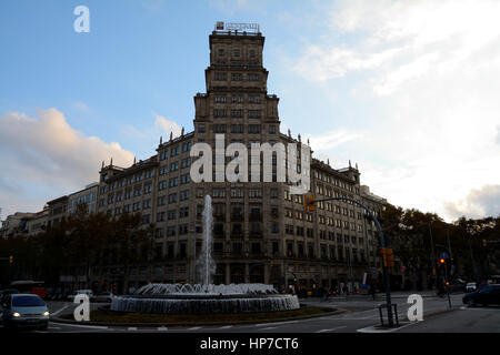 Barcelona, Spanien - 3. Dezember 2016: Hochhaus am Kreisverkehr in der Stadt Barcelona, Spanien. Nicht identifizierte Personen sichtbar. Stockfoto