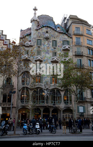 Barcelona, Spanien - 3. Dezember 2016: Gaudi-Gebäude in der Stadt Barcelona, Spanien. Nicht identifizierte Personen sichtbar. Stockfoto