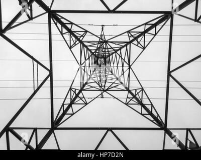 Strom-Pylon Turm niedrigen Winkel von unten nach oben Stockfoto