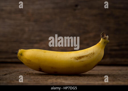 reife Bananen auf Holztisch Stockfoto