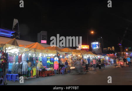 Menschen besuchen Ben Thanh Nachtmarkt in Ho-Chi-Minh-Stadt-Vietnam Stockfoto