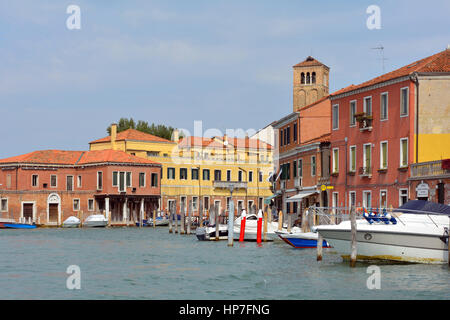 Insel Murano in der Lagune von Venedig mit Blick auf den Canale di San Donato in Italien. Stockfoto