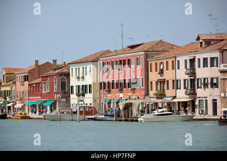 Insel Murano in der Lagune von Venedig mit Blick auf den Canale di San Donato in Italien. Stockfoto