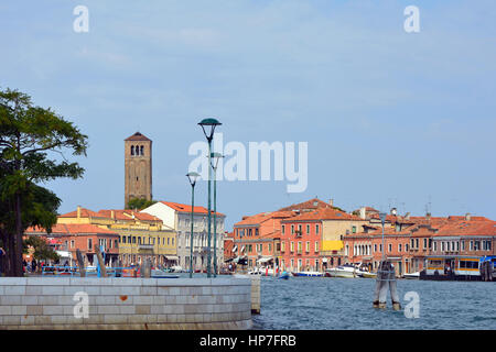 Insel Murano in der Lagune von Venedig mit Blick auf den Canale di San Donato in Italien. Stockfoto
