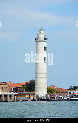 Leuchtturm Santo Stefano auf der Insel Murano in der Lagune von Venedig in Italien. Stockfoto