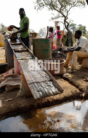 BURKINA FASO, Fada N´Gourma, Dorf TINDANGOU, gold Mining Camp PAMA, handwerklichen Goldminen, schwenken Ort Stockfoto