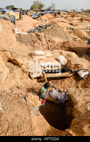 BURKINA FASO, Fada N´Gourma, Dorf TINDANGOU, gold mining Camp PAMA, handwerklichen Goldminen Stockfoto