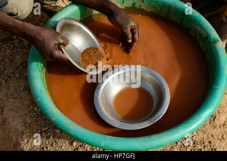 BURKINA FASO, Fada N´Gourma, Dorf TINDANGOU, gold mining Camp PAMA, handwerklichen Goldminen Stockfoto