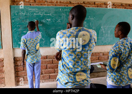 BURKINA FASO, Gaoua, katholische Schule, Chemie-Unterricht / Katholische Schule, Chemieunterricht Stockfoto