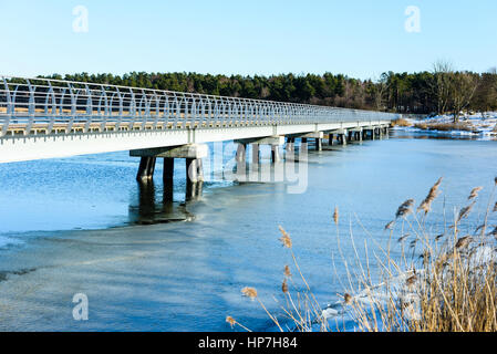 Solvesborg, Schweden - 14. Februar 2017: Ökologische Dokumentarfilm der längsten Fußgängerbrücke in Europa. Teil der Brücke von außen gesehen. Also Stockfoto