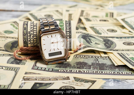 Armbanduhr und US-Dollar. Finanziellen Erfolg planen. Alte Uhr. Stockfoto