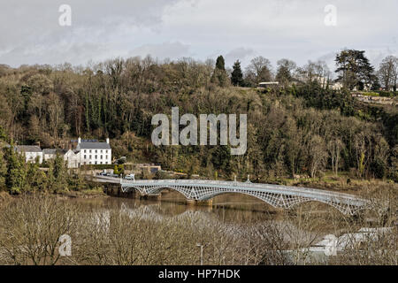 Ein Fußgänger überquert die alte Wye Bridge oder Gusseisen Stadtbrücke bei Chepstow Stockfoto