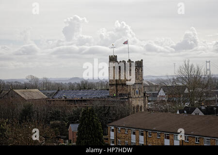 Dachreparaturen an Str. Marys Priory Kirche Chepstow mit Severn Bridge im Hintergrund Stockfoto