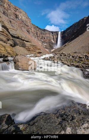 Der Hangifoss Wasserfall in Island mit einer langen Belichtungszeit aufgenommen Stockfoto