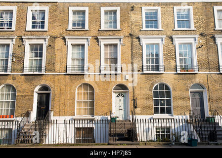 Fassade des viktorianischen Wohnhäusern Stadt in gelbem Backstein in einem Wohngebiet von North London gemacht. Stockfoto