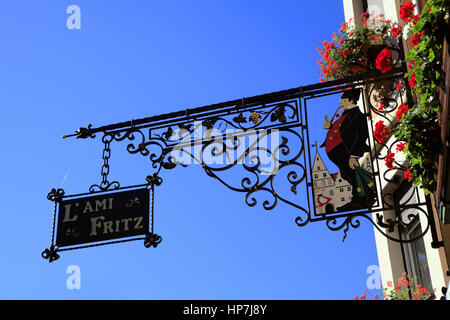 Gros plan d'enseigne Typique Dans le Centre du Village. Kaysersberg.  F 68 Stockfoto