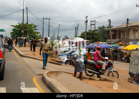 LAGOS, NIGERIA - 11. Mai 2012: Menschen auf der Straße im Blick auf Stadt von Lagos, die größte Stadt in Nigeria und dem afrikanischen Kontinent. Lagos ist eine der Stockfoto