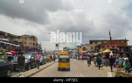 LAGOS, NIGERIA - 11. Mai 2012: Menschen auf der Straße im Blick auf Stadt von Lagos, die größte Stadt in Nigeria und dem afrikanischen Kontinent. Lagos ist eine der Stockfoto