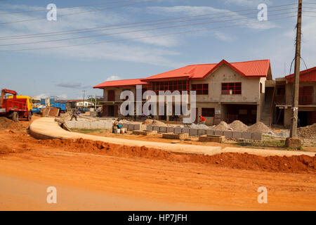 LAGOS, NIGERIA - 11. Mai 2012: Straße im Bau in einem Vorort von der Nigierian Stadt von Lagos, eine der am schnellsten wachsenden Städte der Welt, ich Stockfoto