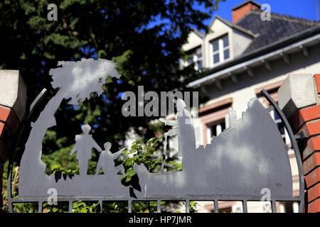 Tor Décoratif de Fer Découpé Devant la Bibliothèque Médiathèque du Dorf. Kaysersberg.  F 68 Stockfoto