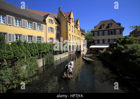 Bootsfahrt auf dem Lauch in dem malerischen Viertel im Herzen der Altstadt, das auch Little Venice genannt wird. Colmar, Haut-Rhin, Frankreich Stockfoto