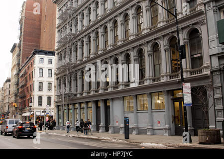 Das denkmalgeschützte E.V. Haughwout Gebäude an der Ecke von Broome Street und Broadway in Manhattan stammt aus dem Jahr 1857. Es hat eine Fassade aus Gusseisen. Stockfoto