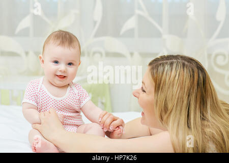 Mutter mit ihrem Baby Kind Kleinkind spielen Stockfoto