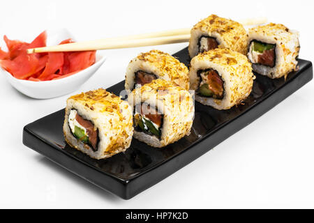 Japanisches Essen Brötchen mit Fisch und Avocado. Studio Photo Stockfoto