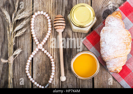 Croissants mit Honig zum Frühstück am 8. März. Studio Photo Stockfoto