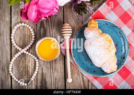 Croissants mit Honig zum Frühstück am 8. März. Studio Photo Stockfoto