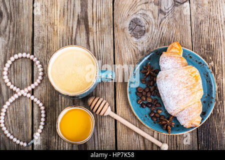 Croissants mit Honig zum Frühstück am 8. März. Studio Photo Stockfoto