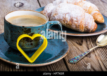 Festliches Frühstück mit Espresso und frischen Croissant, Blumen Geschenk am 8. März Geburtstag. Studio Photo Stockfoto