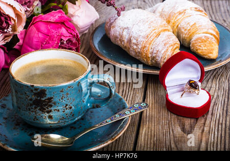 Festliches Frühstück mit Espresso und frischen Croissant, Blumen Geschenk am 8. März Geburtstag. Studio Photo Stockfoto