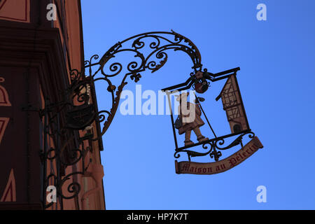 Gros plan d'enseigne Typique Dans le Centre du Village. La Maison du Pélerin. Grand'Rue. Colmar.  F 68 Stockfoto