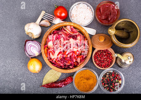 Salat aus Kohl, Karotten, Rüben und Butter in einer Holzschale, rote Bohnen. Studio Photo Stockfoto