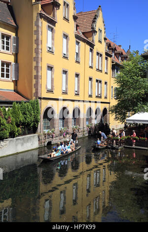 Bootsfahrt auf dem Lauch in dem malerischen Viertel im Herzen der Altstadt, das auch Little Venice genannt wird. Colmar, Haut-Rhin, Frankreich Stockfoto