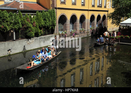 Bootsfahrt auf dem Lauch in dem malerischen Viertel im Herzen der Altstadt, das auch Little Venice genannt wird. Colmar, Haut-Rhin, Frankreich Stockfoto