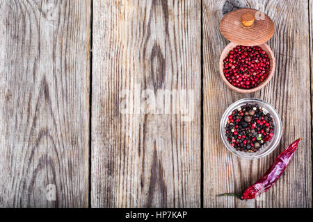 Mischung aus verschiedenen Paprika auf hölzernen Hintergrund. Studio Photo Stockfoto