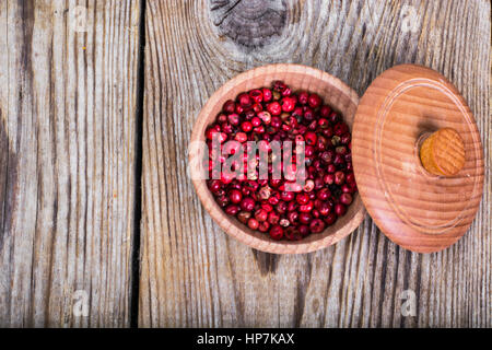 Mischung aus verschiedenen Paprika auf hölzernen Hintergrund. Studio Photo Stockfoto