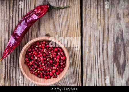 Mischung aus verschiedenen Paprika auf hölzernen Hintergrund. Studio Photo Stockfoto