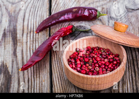 Mischung aus verschiedenen Paprika auf hölzernen Hintergrund. Studio Photo Stockfoto