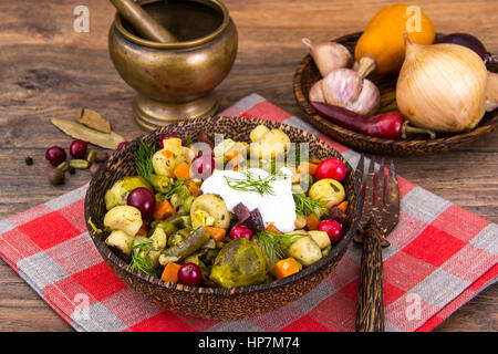 Gemüseeintopf mit Pilzen in Holzschale. Studio Photo Stockfoto