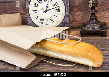 Frisches warmes Baguette in Papiertüte. Studio Photo Stockfoto