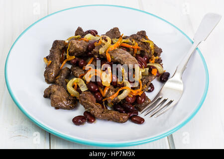 Rinderleber, Zwiebeln, Karotten gebraten auf Palte. Studio Photo Stockfoto
