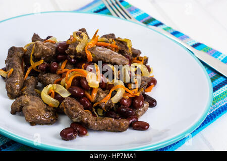 Rinderleber, Zwiebeln, Karotten gebraten auf Palte. Studio Photo Stockfoto